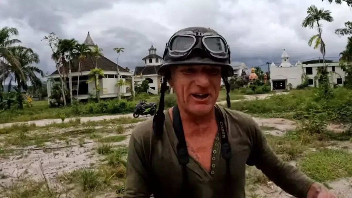 Man explored abandoned zoo and is left shocked at what happens when he throws something into a pond