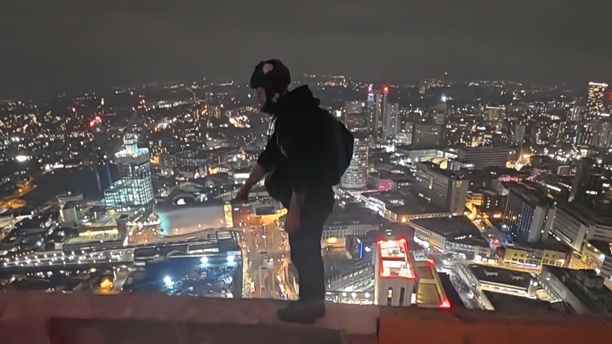 Heartstopping moment daredevil jumps off 500ft skyscraper in Birmingham triggering emergency response