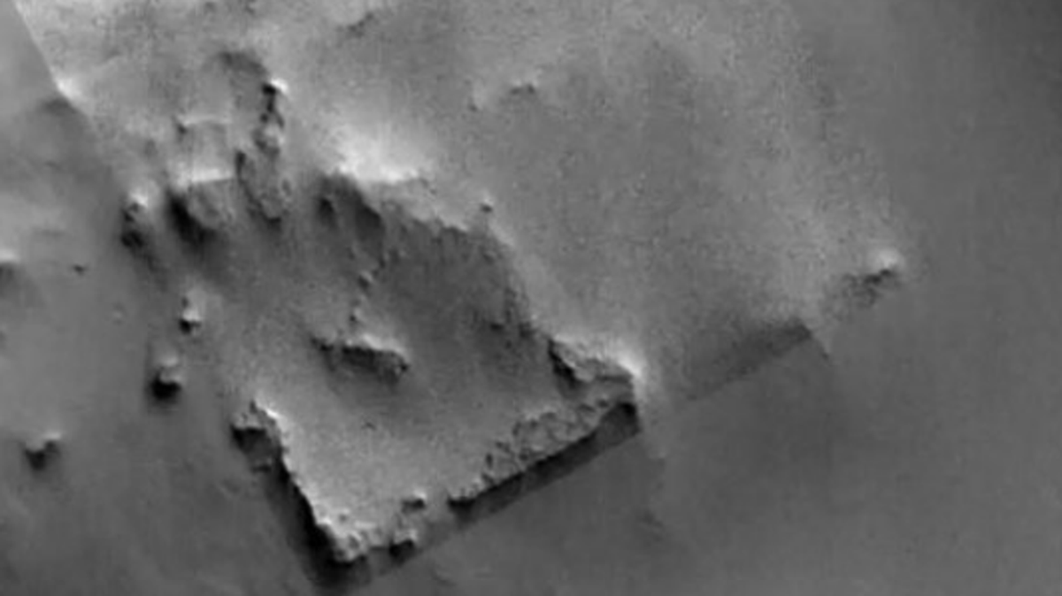 Mysterious square structure spotted on Mars branded 'wild' has space  fanatics completely baffled - Science - LADbible