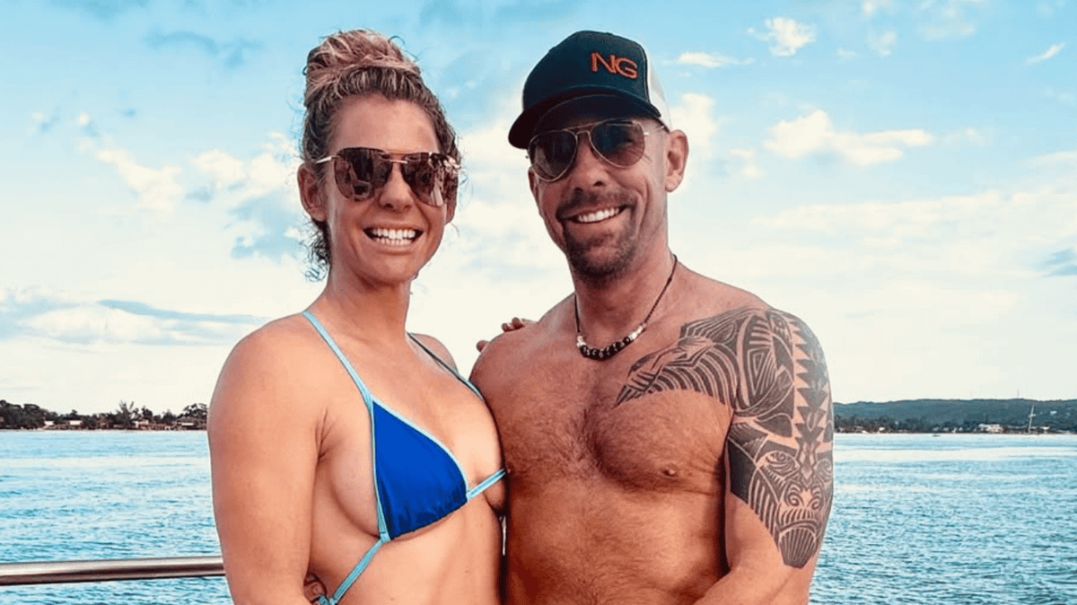 ヌードホットタブとセックスをテーマにしたジムを備えた「セックスホテル」で結婚したスウィンガー