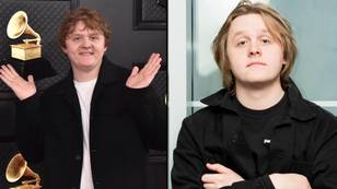 刘易斯·卡帕尔迪（Lewis Capaldi）说，他很高兴向美国人教授“ n *** e，ming和clunge”一词