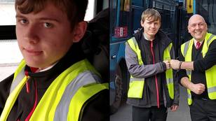 小伙子成为英国最年轻的公共汽车司机，现在正在与爸爸竞争谁更好