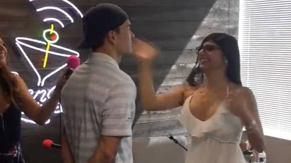 Xxx Miya Khalipa Video Hd - Sports Presenter Shares Moment Mia Khalifa Slapped Him Right In The Face