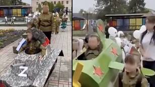 俄罗斯的幼儿园孩子们打扮成装有字母Z的军车