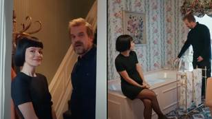 戴维·港（David Harbour）在被粉丝残酷地嘲笑他和妻子莉莉·艾伦（Lily Allen）的地毯浴室