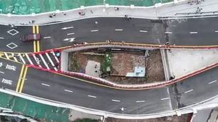 店主拒绝搬家后，中国城市在一个小房子周围建造高速公路
