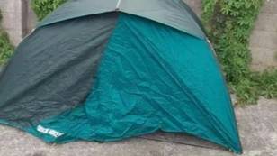 Airbnb主持人每晚收取近60英镑的费用，在他的花园里的混凝土中留在帐篷里