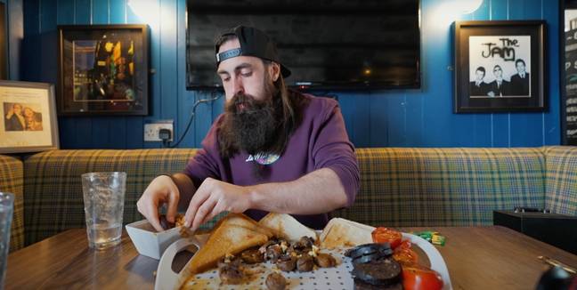 Youtuber Beardmeatsfood去了没有人去过的地方 - 拆除了20英镑的早餐挑战。信用：Beardmeatssfood