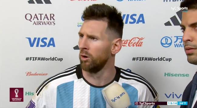 Kapiteni i Argjentinës, Lionel Messi, duke qëndruar përkrah gazetarit Esteban Edul, nuk ishte i kënaqur me heroin e Holandës, Wout Weghorst.  Kredia: TyC Sports/Twitter
