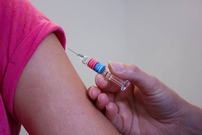 阴谋理论家认为微芯片是通过疫苗植入的。图片来源：Pixabay“loading=