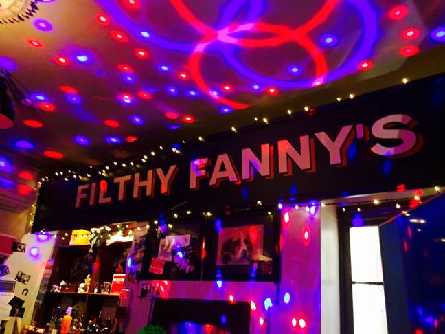 您会在伦敦的皇冠和班车酒吧上方找到这个地方。信用：Facebook/Filthy Fanny's