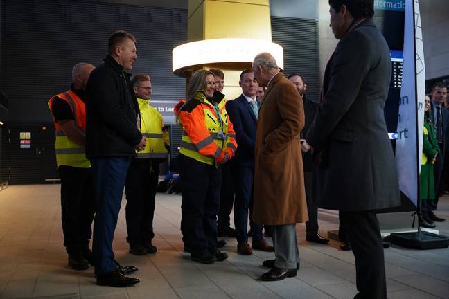 查尔斯三世国王在访问卢顿机场时会见了机场工作人员。信用：PA