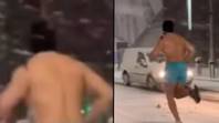 半裸的男人在雪中发现冲刺的人说服人们“伦敦是一个模拟”