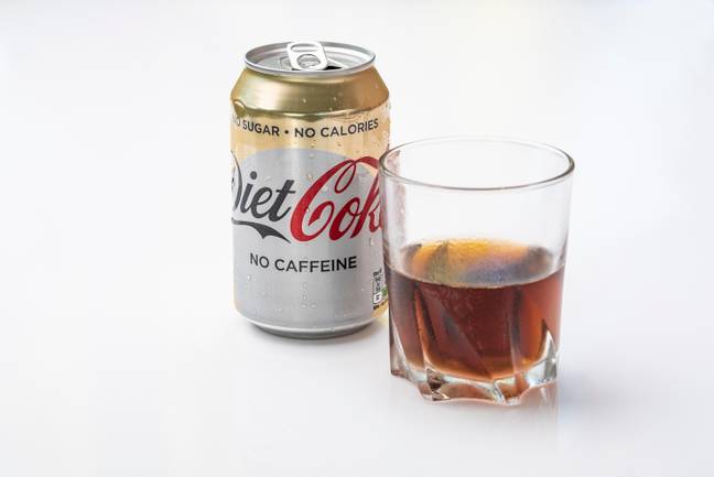 理论是，当与酒精饮料混合时，饮食可乐会比普通可乐更快地喝醉。学分：Trevor Chriss / Alamy Stock Photo