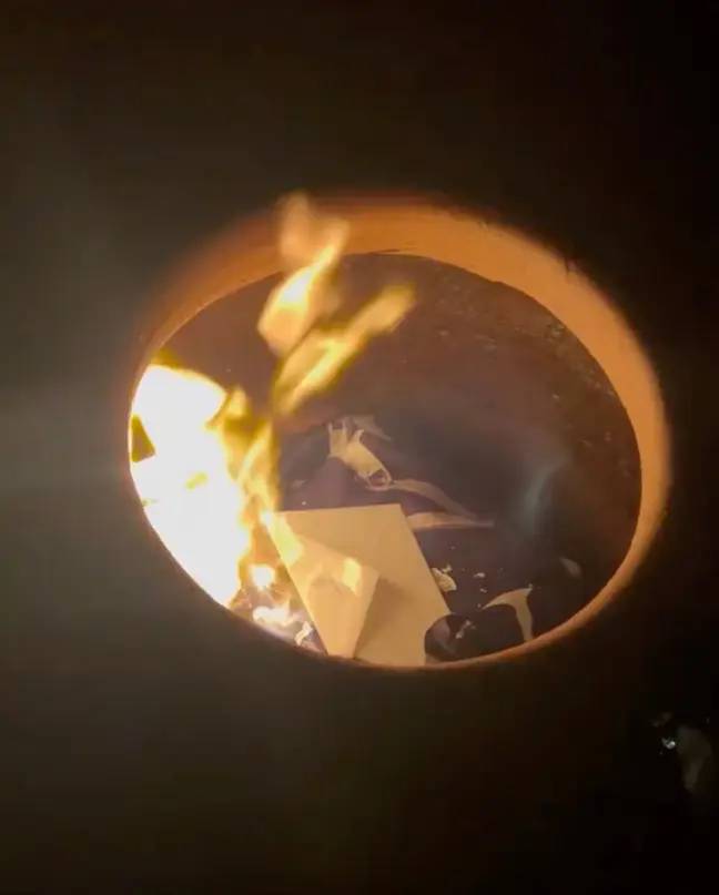 该帖子包括一个在壁炉中燃烧的字母剪辑。学分： @Meganfox/Instagram