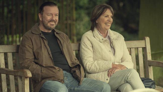 瑞奇·格维（Ricky Gervais）的生活角色托尼·约翰逊（Tony Johnson）坐在板凳上，反思并分享他在丧亲方面的经历。学分：Netflix