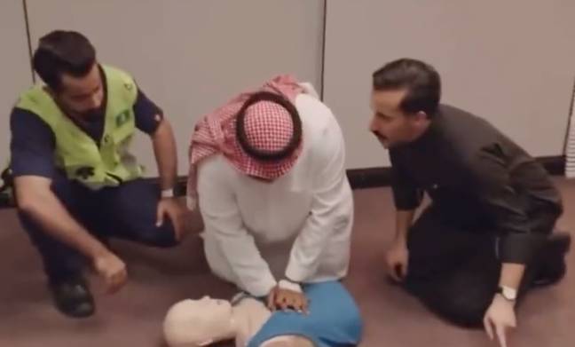Al Maktab重新创建了标志性的CPR和消防演习场景。学分：MBC Studios/ BBC Studios