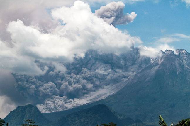 梅拉皮山是印度尼西亚最活跃的火山。学分：Febri Waspodo // EPA-EFE/Shutterstock