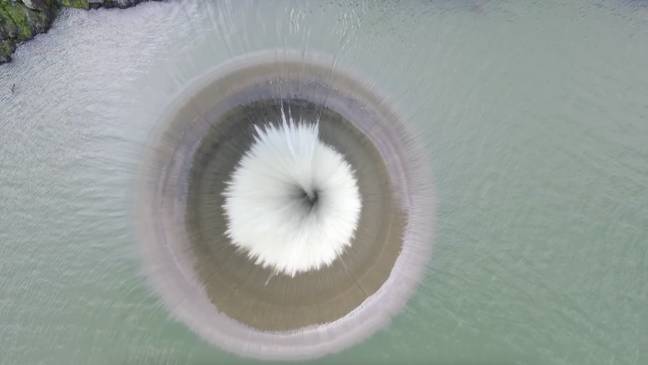 YouTuber通过将无人机在湖的“荣耀洞”上方飞行，从而对Monticello大坝进行了特写。学分：YouTube/Norcal H.I.D.马特·卡西亚斯