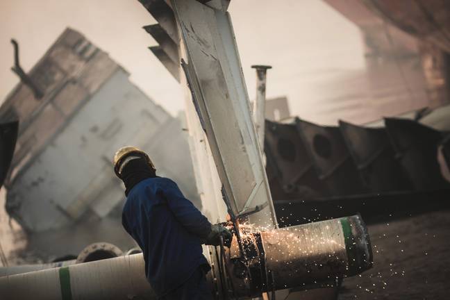 一个在阿朗工作的造船厂。学分：Marco Palladino / Alamy Stock Photo