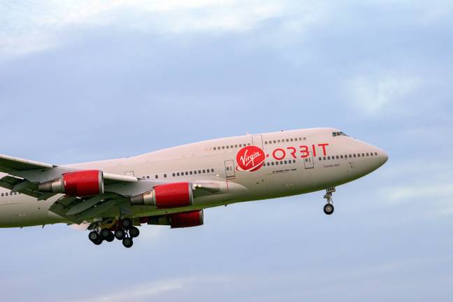 Virgin Orbit的Cosmic Girl 747将在发射之前将太空火箭列到35,000英尺。图片来源：鲍勃·谢尔斯 /阿拉米股票照片