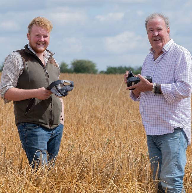 克拉克森与农民和电视偶像卡莱布·库珀（Kaleb Cooper）。图片来源： @jeremyclarkson1/instagram