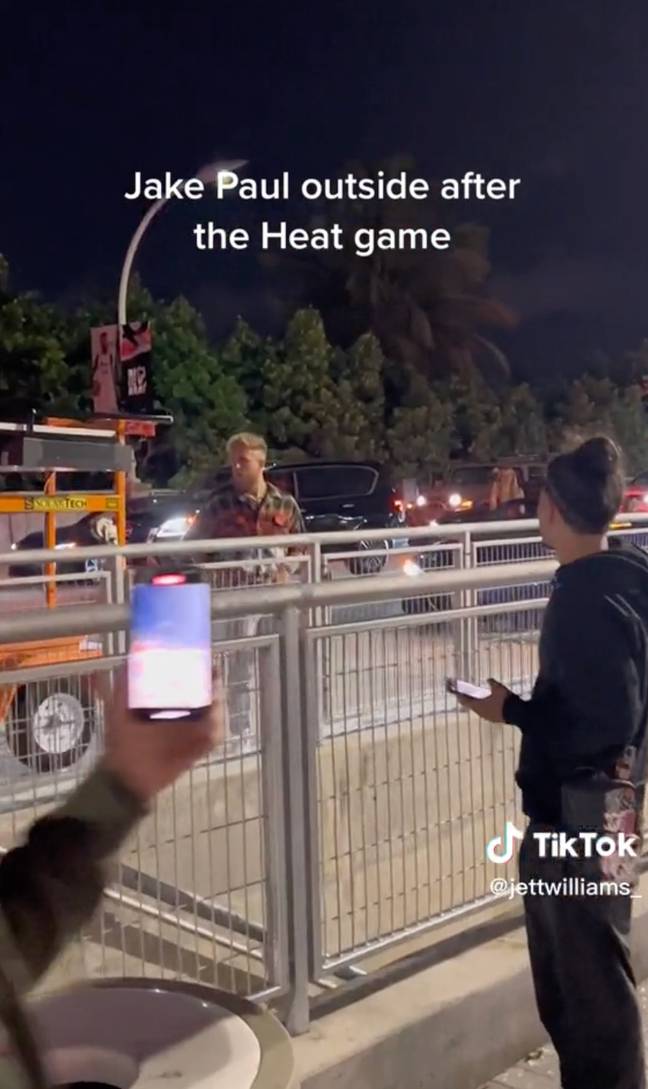 杰克·保罗（Jake Paul）超出了迈阿密热火比赛，他声称自己是梅威瑟（Mayweather）跳跃的。学分：tiktok/@jettwilliams_