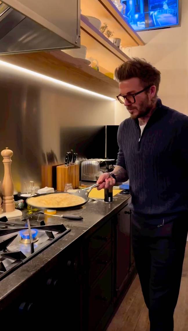大卫正在炫耀自己的煎饼技巧。学分： @Victoriabeckham/Instagram