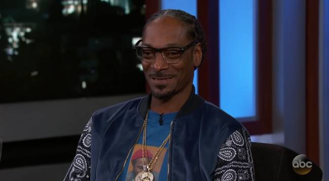 史努比·多格（Snoop Dogg）以他的杂草吸烟而闻名，但一位音乐家将他放在了他的位置。图片来源：吉米·金梅尔（Jimmy Kimmel）Live/YouTube
