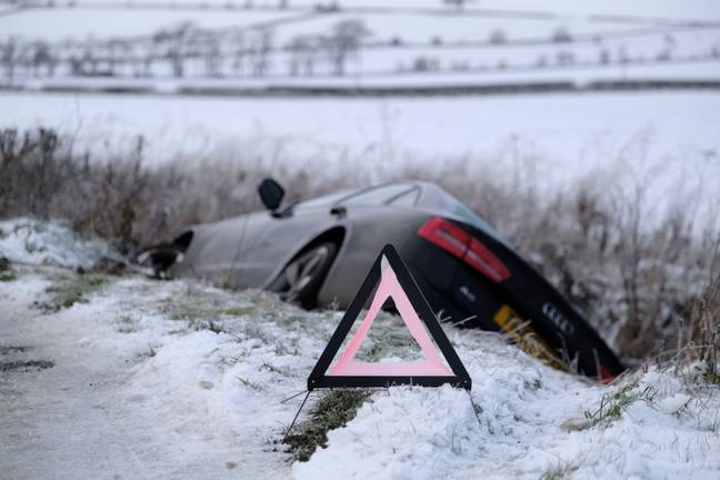 天气导致英国道路上的条件非常危险。图片来源：Rob Gray/Alamy Live New必威杯足球s