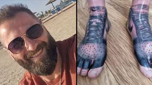 男人在痛苦的八个小时的时间里脚上得到了最喜欢的空气乔丹纹身