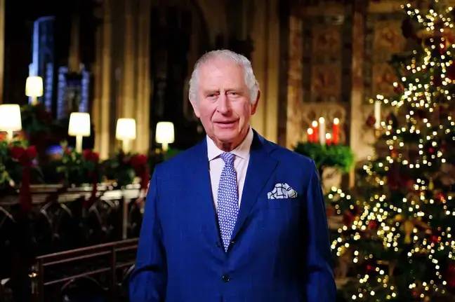 查尔斯国王在第一次圣诞节演讲中从圣乔治教堂向国家讲话。信用：PA