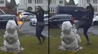 抓住镜头的男人跳下车摧毁了小女孩的雪人