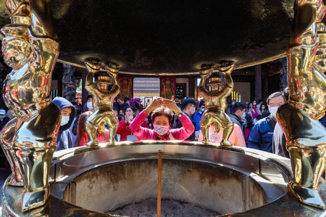 奉献者在农历新年的第一天向当地神致敬，以寻求健康，繁荣和和谐。学分：Zuma Press，Inc。 / Alamy Stock Photo