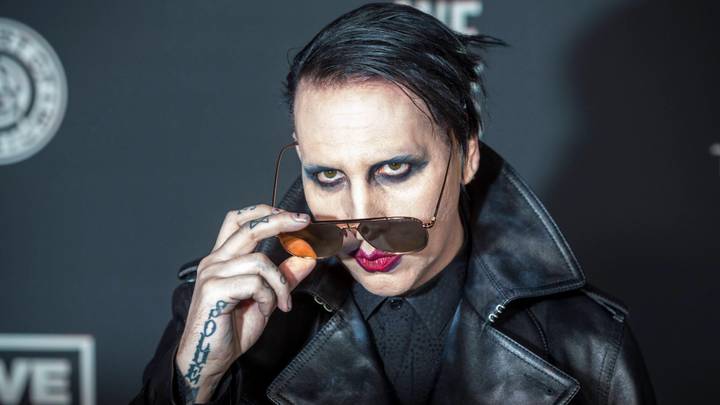 玛丽莲·曼森（Marilyn Manson）曾经谈到了操场上的谣言，据说他的肋骨被移开了