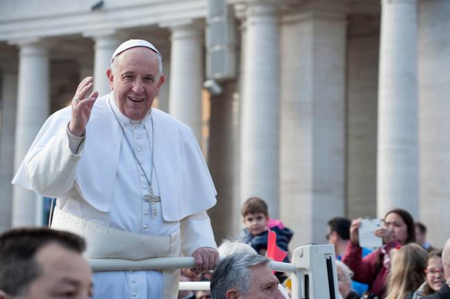 教皇不会穿那条河豚外套，但看起来栩栩如生，可以说服大多数看到它的人一段时间，这是一个主要问题。学分：Marco Campagna / Alamy股票照片