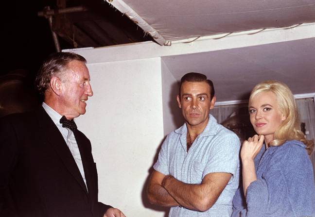 作家伊恩·弗莱明（Ian Fleming）在60年代詹姆斯·邦德（James Bond）拍摄期间。图片来源：Picturelux /好莱坞档案 / Alamy股票照片