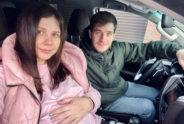 玛丽娜（Marina）和她的继子现在丈夫沃瓦（Vova）。学分：Instagram / @marina_balmasheva