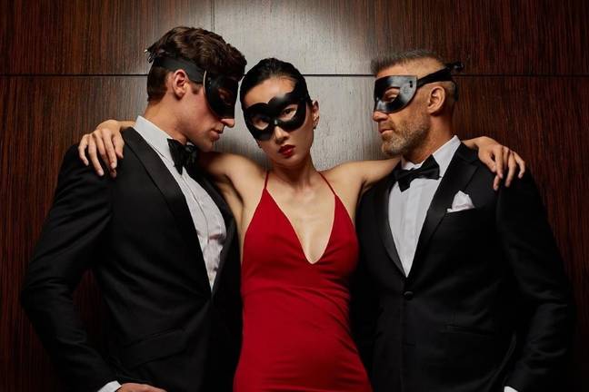 Elite Sex Club有黑色领带的着装要求，您期望您带上自己的面具以隐藏自己的身份。学分：Instagram/@snctMociety