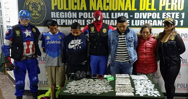 他们逮捕了四个穿着奇迹的人。信用：秘鲁国家警察