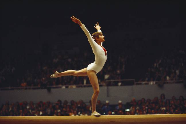 奥尔加·科布（Olga Korbut）在1972年奥运会上。学分：科学历史图像 / Alamy Stock Photo