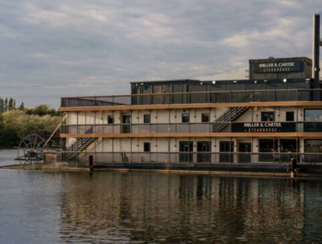 该餐厅位于停泊的船上。信用：湖畔购物中心