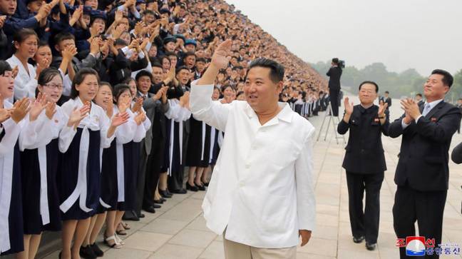 金正恩（Kim Jong-un）于2021年8月在平壤举行的一次集会上