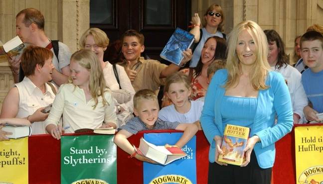 JK罗琳（JK Rowling）与年轻的哈利·波特（Harry Potter）球迷在2001年在伦敦举行的一项特别书活动中。（信用：PA）
