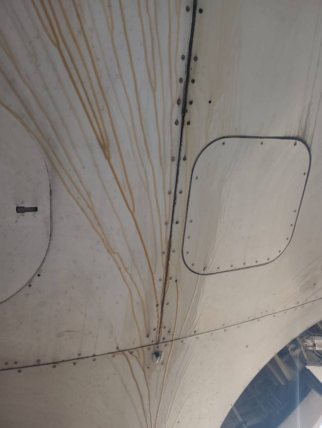 这架飞机在卡特尔交火中损坏，没有起飞。信用：Twitter/@Marychuyglez
