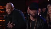当Dre博士说他与母亲发生性关系时，人们热爱Eminem和Hailie Jade的反应