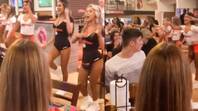 在利物浦餐厅的“美国口音”中跳舞和唱歌的hooters女孩正在严重困惑人们