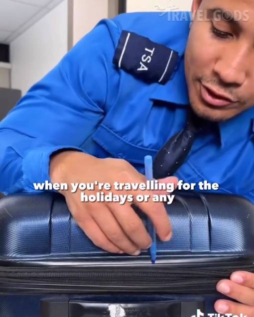 机场工人展示了只用笔进入行李很容易。学分： @geenaanac/ tiktok
