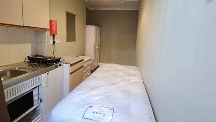 伦敦的小公寓几乎以每月390英镑的价格接触床的床几乎碰到了水槽