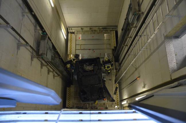 一名妇女显然在地下停车场误以为是一个停车场的电梯。图片来源：新闻快必威杯足球速